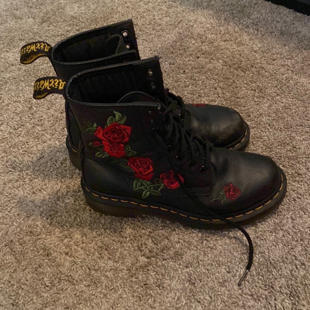 Doc marten’s with rose detail
